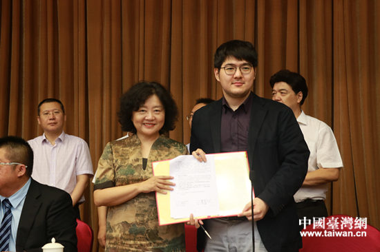 民革中央以中華中山文化交流協會的名義,分別與各實習企業以及臺灣合作協會簽署合作協議 民革中央以中華中山文化交流協會的名義,分別與各實習企業以及臺灣合作協會簽署合作協議