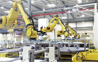 “機器換人”成為越來越多昆企的選擇。(周舟/攝)