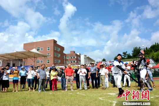 圖為棒球比賽現(xiàn)場。 張金川 攝
