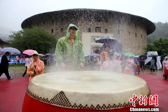 海峽客家(永定)風(fēng)情節(jié):心手相連一家親