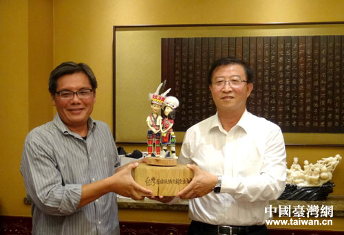 市臺聯黨組書記王蘭棟與臺灣原住民文創交流協會理事長陳莊金蒼互贈禮品 市臺聯黨組書記王蘭棟與臺灣原住民文創交流協會理事長陳莊金蒼互贈禮品