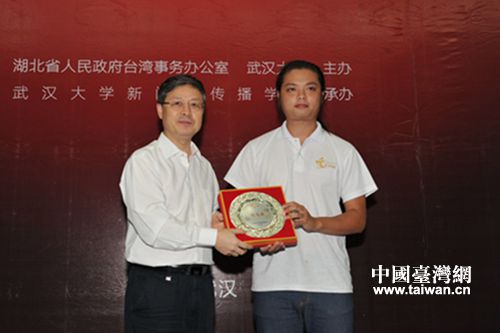 武漢大學黨委副書記黃泰巖為“銀飛燕”獲得者頒獎