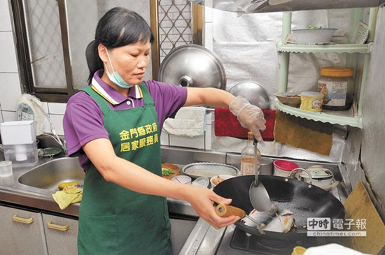 大陸配偶在臺灣擔(dān)任居服員惜福更感恩(圖)