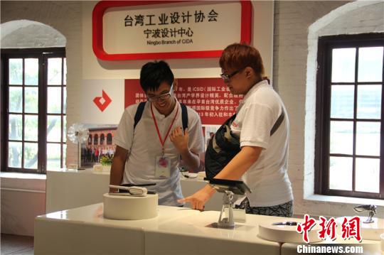 圖為兩地大學生參觀寧波文創產品 圖為兩地大學生參觀寧波文創產品