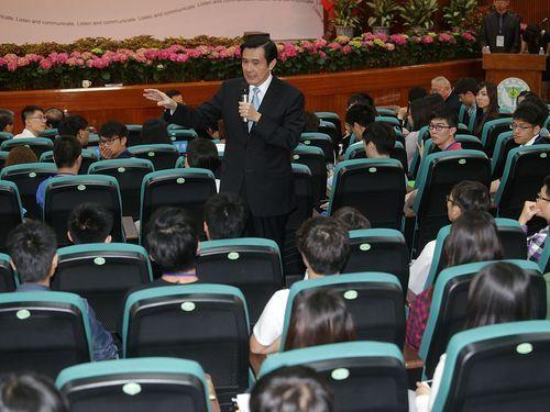 馬英九20日上午在臺中舉辦就職6周年活動,并以“傾聽青年心聲,實現世代正義”為題發表演說,現場也與學生及媒體互動。“中央社”