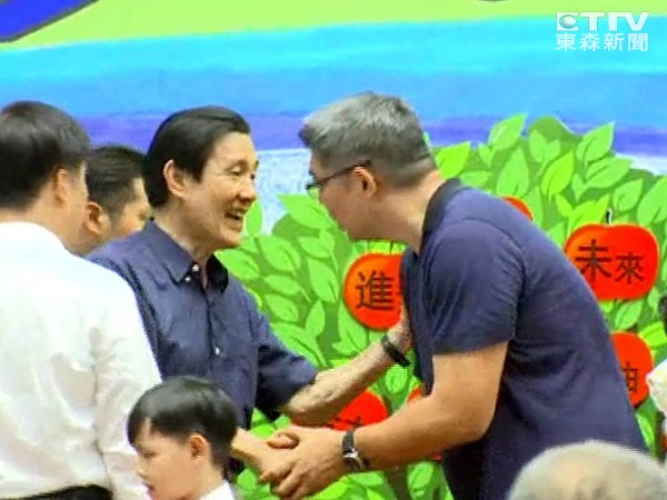 馬英九日前與連勝文熱情握手 馬英九日前與連勝文熱情握手