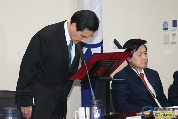 　　馬英九3日在國民黨中常委上宣布辭去黨主席，并鞠躬長達10多秒道歉。(臺媒圖)