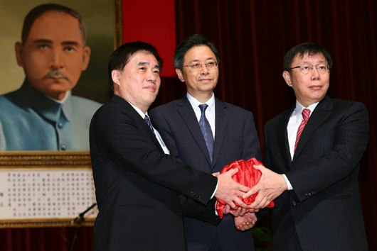 柯文哲期許100天翻新臺北氣象 用黑白代替藍綠(圖) 柯文哲期許100天翻新臺北氣象 用黑白代替藍綠(圖)