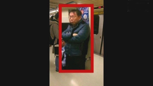 柯文哲搭地鐵出行被民眾拍下 柯文哲搭地鐵出行被民眾拍下