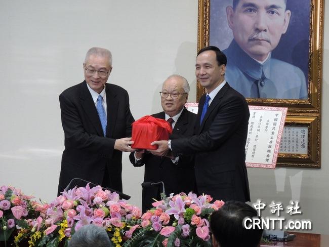 朱立倫從吳敦義手中接過國民黨印信,完成交接。 朱立倫從吳敦義手中接過國民黨印信,完成交接。