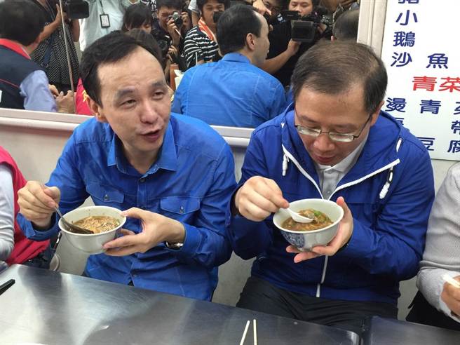 朱立倫在桃園景福宮附近,品嘗桃園美食蚵仔面線 朱立倫在桃園景福宮附近,品嘗桃園美食蚵仔面線