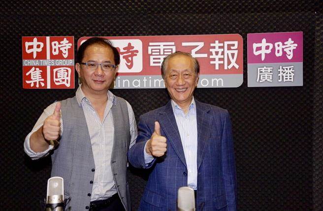 新黨主席郁慕明（右）接受臺(tái)灣《中國(guó)時(shí)報(bào)》副社長(zhǎng)、“為所欲為”廣播節(jié)目主持人張景為（左）專訪