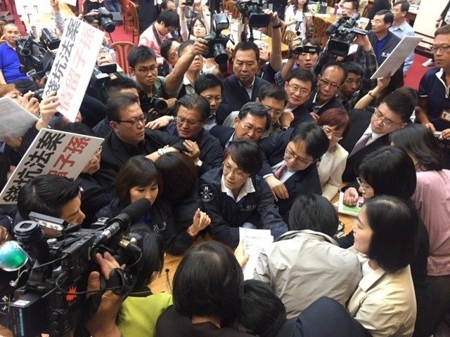 又是妙過(guò)!民進(jìn)黨當(dāng)局20分鐘通過(guò)“前瞻計(jì)劃”草案。(圖片來(lái)源:臺(tái)灣《聯(lián)合報(bào)》) 又是妙過(guò)!民進(jìn)黨當(dāng)局20分鐘通過(guò)“前瞻計(jì)劃”草案。(圖片來(lái)源:臺(tái)灣《聯(lián)合報(bào)》)