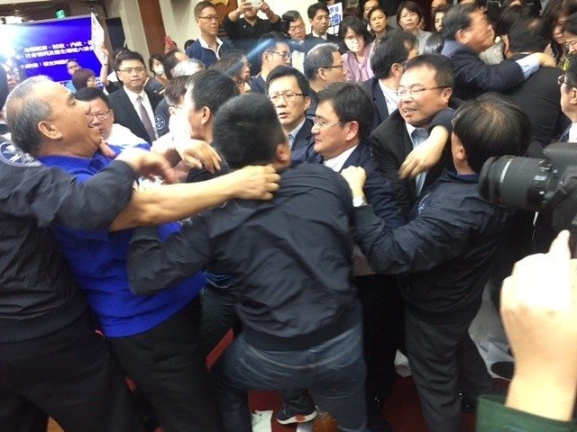 又是妙過(guò)!民進(jìn)黨當(dāng)局20分鐘通過(guò)“前瞻計(jì)劃”草案。(圖片來(lái)源:臺(tái)灣《聯(lián)合報(bào)》) 又是妙過(guò)!民進(jìn)黨當(dāng)局20分鐘通過(guò)“前瞻計(jì)劃”草案。(圖片來(lái)源:臺(tái)灣《聯(lián)合報(bào)》)