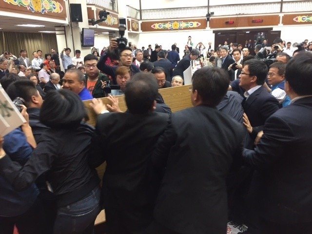 又是妙過(guò)!民進(jìn)黨當(dāng)局20分鐘通過(guò)“前瞻計(jì)劃”草案。(圖片來(lái)源:臺(tái)灣《聯(lián)合報(bào)》) 又是妙過(guò)!民進(jìn)黨當(dāng)局20分鐘通過(guò)“前瞻計(jì)劃”草案。(圖片來(lái)源:臺(tái)灣《聯(lián)合報(bào)》)