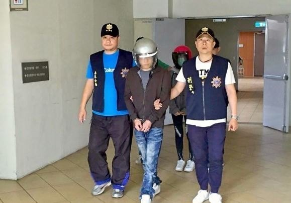 裴男被臺灣警方逮捕。(圖片來源:今日新聞網(wǎng)) 裴男被臺灣警方逮捕。(圖片來源:今日新聞網(wǎng))