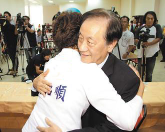 新黨主席郁慕明(右)7日到高雄,以行動表達對黃昭順(左)的支持。 圖片來源:臺灣《聯合報》