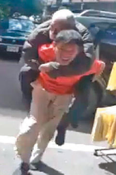 臺孝子背103歲老父理發(fā)感動網(wǎng)友:做爸爸的雙腳