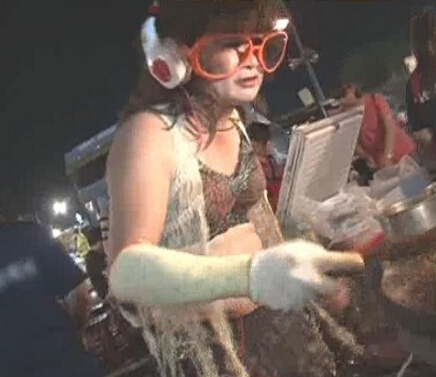 彰化夜市烤肉哥男扮女裝搶生意。(臺(tái)媒圖) 彰化夜市烤肉哥男扮女裝搶生意。(臺(tái)媒圖)