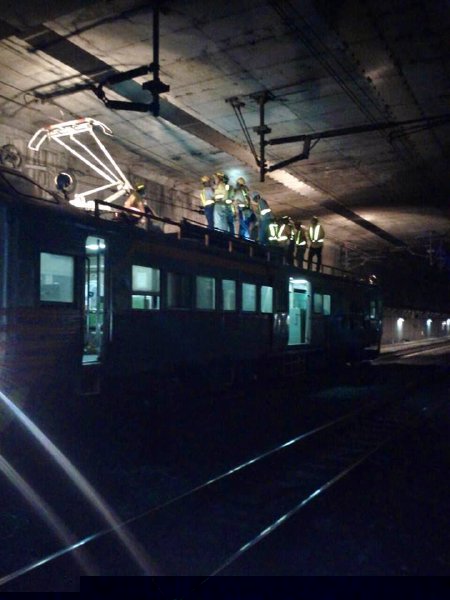 臺鐵電車線掉落 旅客大罵:真的很糟糕。(臺媒圖) 臺鐵電車線掉落 旅客大罵:真的很糟糕。(臺媒圖)