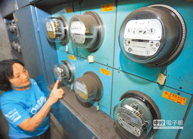 民眾查看自家電表。(圖片來源:臺灣中時電子報) 民眾查看自家電表。(圖片來源:臺灣中時電子報)
