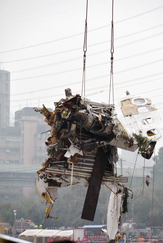 復興航空失事現(xiàn)場,5日上午10時23分吊掛發(fā)動機與殘骸時,發(fā)現(xiàn)機艙內還有1具遺體 復興航空失事現(xiàn)場,5日上午10時23分吊掛發(fā)動機與殘骸時,發(fā)現(xiàn)機艙內還有1具遺體