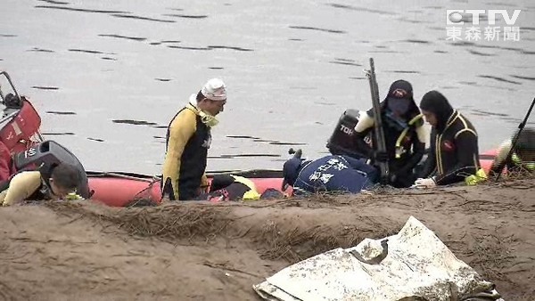 復興空難3名失蹤乘客恐被埋淤泥 臺開挖河底 復興空難3名失蹤乘客恐被埋淤泥 臺開挖河底