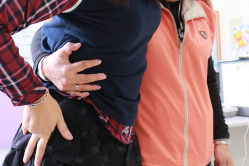 長期腰痛患者打一個(gè)噴嚏突下半身動(dòng)不了(圖)