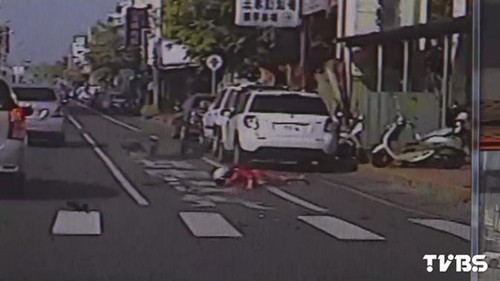 七旬婦開(kāi)車撞飛摩托車司機(jī)誤踩油門連環(huán)撞(圖)