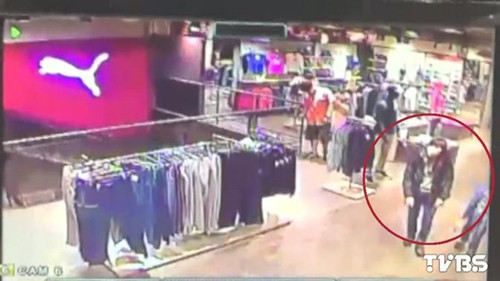 單親媽以子女掩護偷衣服警斥“當賊給孩子看”(圖)