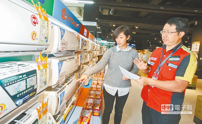 圖為民眾選購家電 圖為民眾選購家電
