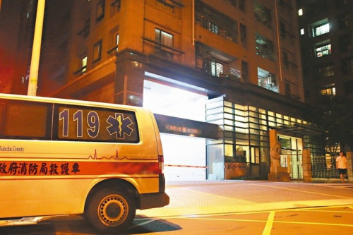 新竹縣竹北市一名林姓年輕媽媽,昨涉嫌天先悶死兩兒再上吊,消防人員到場(chǎng),三人已氣絕。圖片來(lái)源:臺(tái)灣“聯(lián)合新聞網(wǎng)”