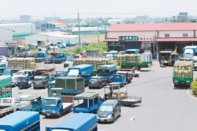 強臺尼伯特將侵臺,西螺果菜市場昨天都是儲備蔬菜的消費者。(圖片來源:臺灣《聯(lián)合報》) 強臺尼伯特將侵臺,西螺果菜市場昨天都是儲備蔬菜的消費者。(圖片來源:臺灣《聯(lián)合報》)