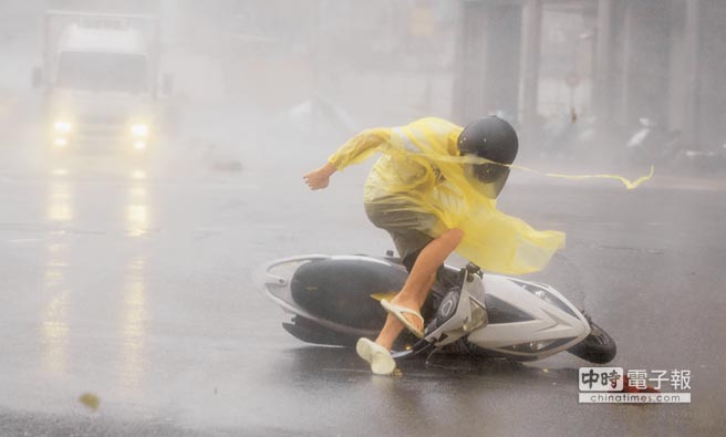 臺風“鲇魚”侵臺 全臺4死316傷(圖) 臺風“鲇魚”侵臺 全臺4死316傷(圖)