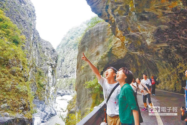 臺當局限制游覽車里程引發反彈 遭業者批“太天真” 臺當局限制游覽車里程引發反彈 遭業者批“太天真”