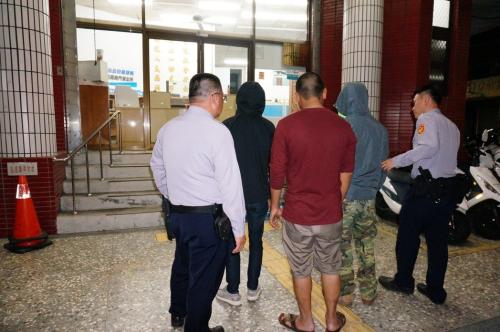 嘉義市陽明醫院4月5日晚傳出遭砸,警方出動快打部隊,并調閱監視器以車追人,不到兩小時帶回六名嫌疑人。臺灣《聯合報》記者林伯驊/攝影