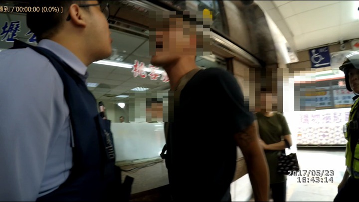 臺灣一男子叫囂警察"脫下制服來單挑" 遭辣椒水制服 臺灣一男子叫囂警察"脫下制服來單挑" 遭辣椒水制服