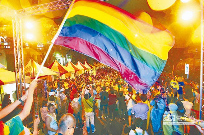 同性戀父母生下她 異性戀女兒自白:我很幸福 同性戀父母生下她 異性戀女兒自白:我很幸福