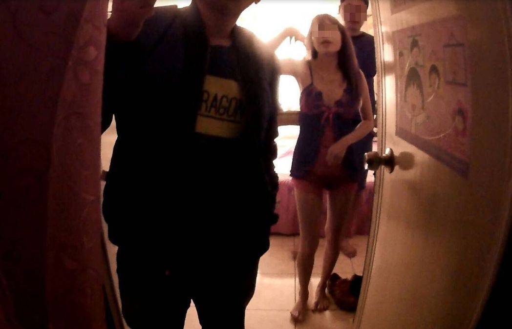 臺灣警察最怕“捉猴”,辦完還要討紅包袋“過運”。(圖片來源:臺灣《聯合報》) 臺灣警察最怕“捉猴”,辦完還要討紅包袋“過運”。(圖片來源:臺灣《聯合報》)