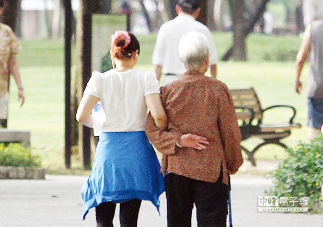 臺灣地區(qū)人口新危機:270萬人面臨“孤獨終老” 臺灣地區(qū)人口新危機:270萬人面臨“孤獨終老”
