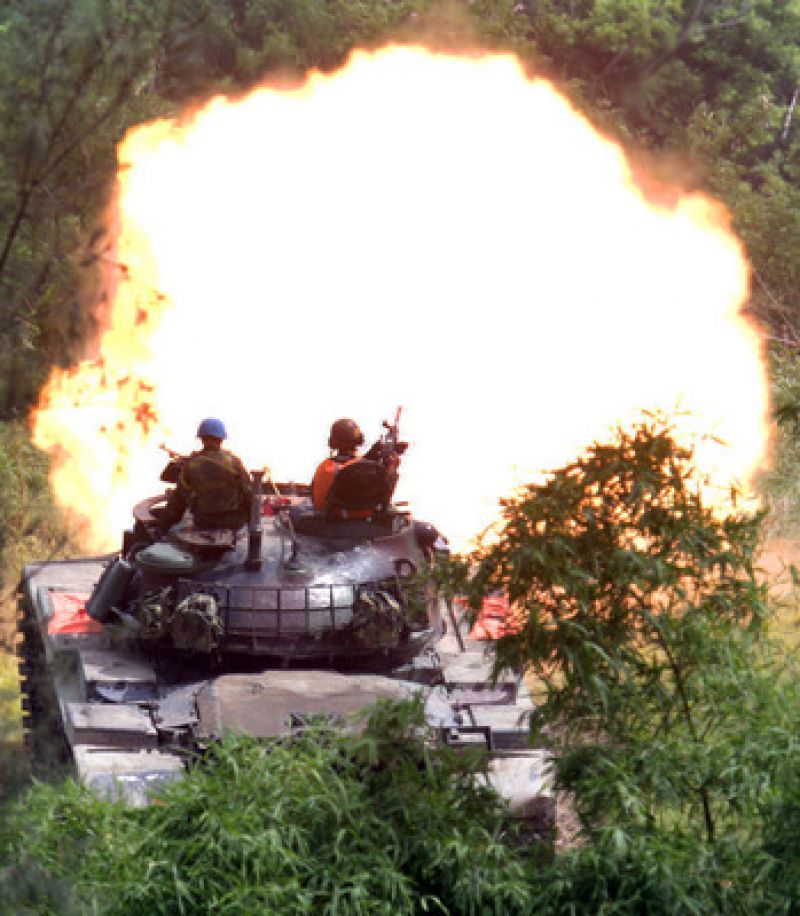 屏東保力山三軍聯(lián)訓(xùn)基地日前舉行操演,結(jié)合海、空、陸航等支援兵、火力,依各種模擬狀況實(shí)施推演 屏東保力山三軍聯(lián)訓(xùn)基地日前舉行操演,結(jié)合海、空、陸航等支援兵、火力,依各種模擬狀況實(shí)施推演