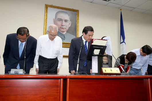 國民黨在縣市長選舉中受到重挫,黨主席馬英九率黨內(nèi)高層在記者會(huì)上鞠躬道歉 國民黨在縣市長選舉中受到重挫,黨主席馬英九率黨內(nèi)高層在記者會(huì)上鞠躬道歉