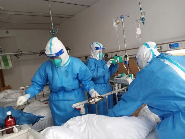 推遲婚禮后,她走進(jìn)新冠感染病房……