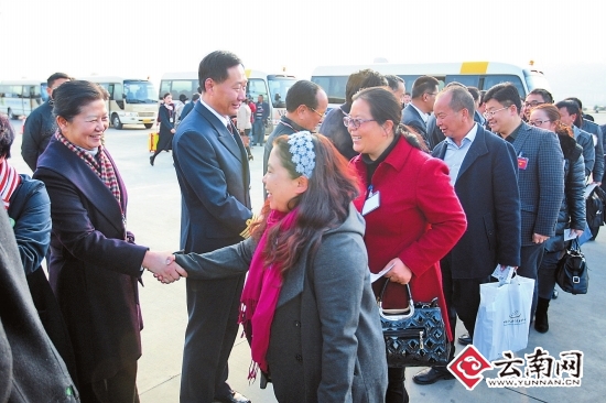 昨日上午,在滇全國人大代表乘飛機離開昆明,前往北京參加即將召開的十二屆全國人大四次會議。