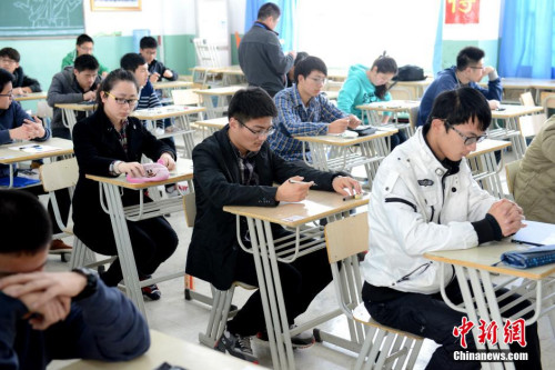 資料圖:2014年3月23日,在安徽合肥一中考點(diǎn),考生進(jìn)入考場(chǎng)。當(dāng)日,南方科技大學(xué)自主招生能力測(cè)試在全國(guó)15個(gè)省市同步舉行。中新社發(fā) 張婭子 攝