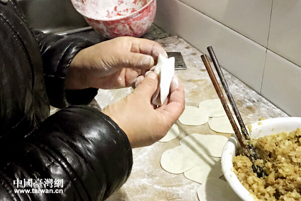 大年初一,媽媽包餃子 大年初一,媽媽包餃子