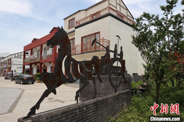 圖為烏林鎮(zhèn)環(huán)境干凈整潔 張暢 攝