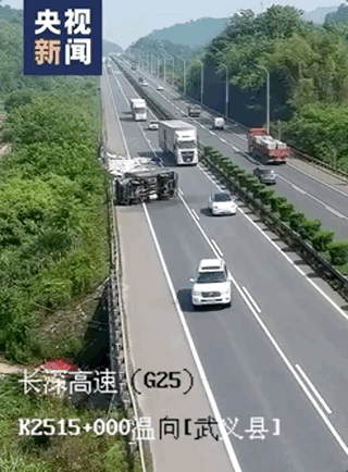 高速路上,他們突然停車了!