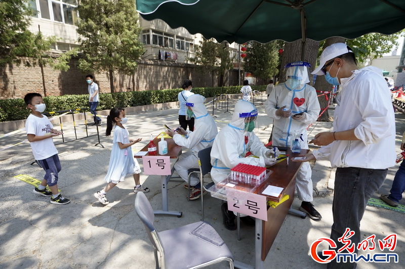 【組圖】高溫下的核酸檢測現場:遮陽傘+冰塊為“大白”送上避暑“涼”方