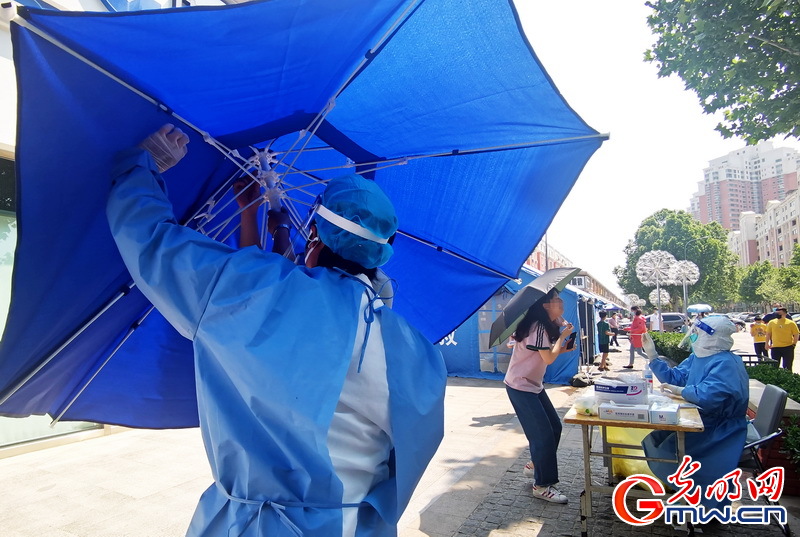 【組圖】高溫下的核酸檢測現場:遮陽傘+冰塊為“大白”送上避暑“涼”方